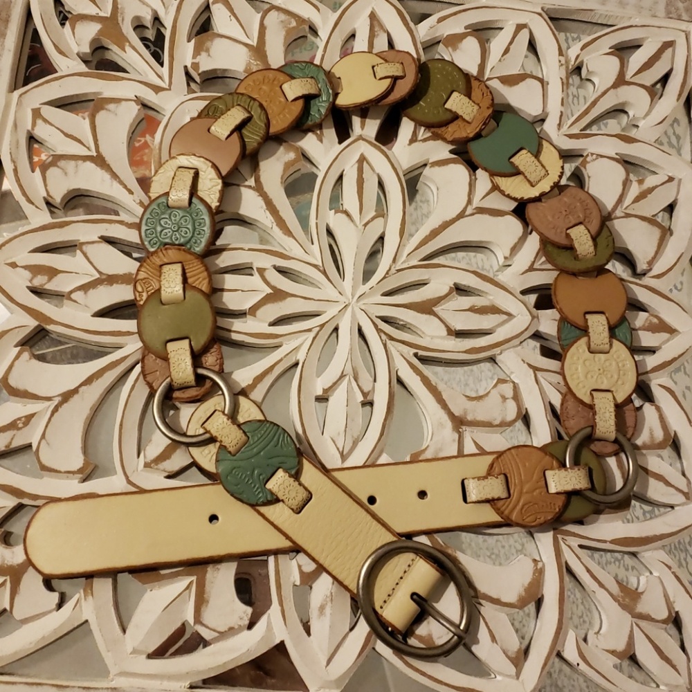 NWOT FOSSIL MUTED COLOR LEATHER MEDALLION BELT